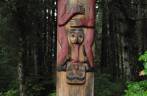 Totem em meio a mata de parque de Sitka, no sudeste do Alaska